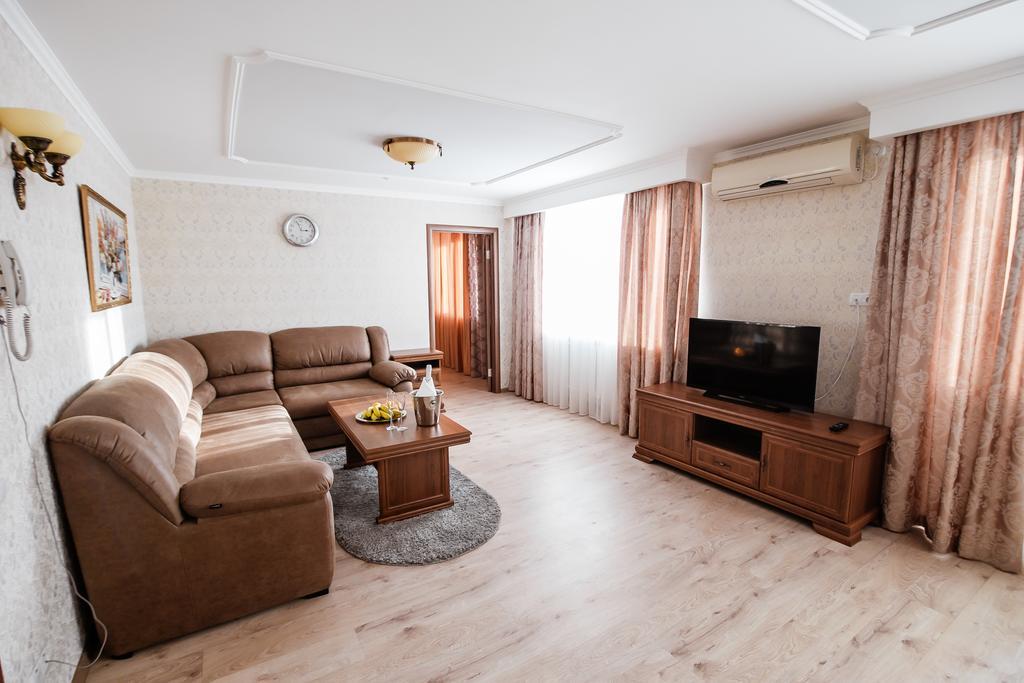 Hotel Ukraine Tsjernihiv Eksteriør bilde